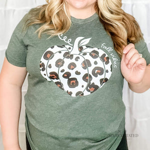 Graphic T-Shirt in color Pine with a large leopoard print Pumpkin that says Fall Vibes